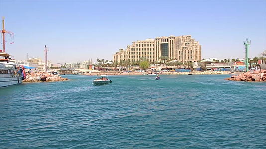 在伊拉特码头入口处的移动船只中弹视频的预览图