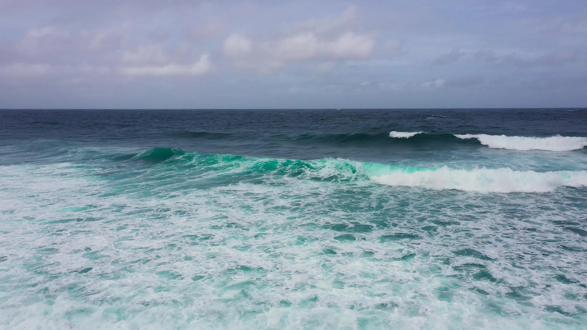 夏季风景海平面和水面视频的预览图