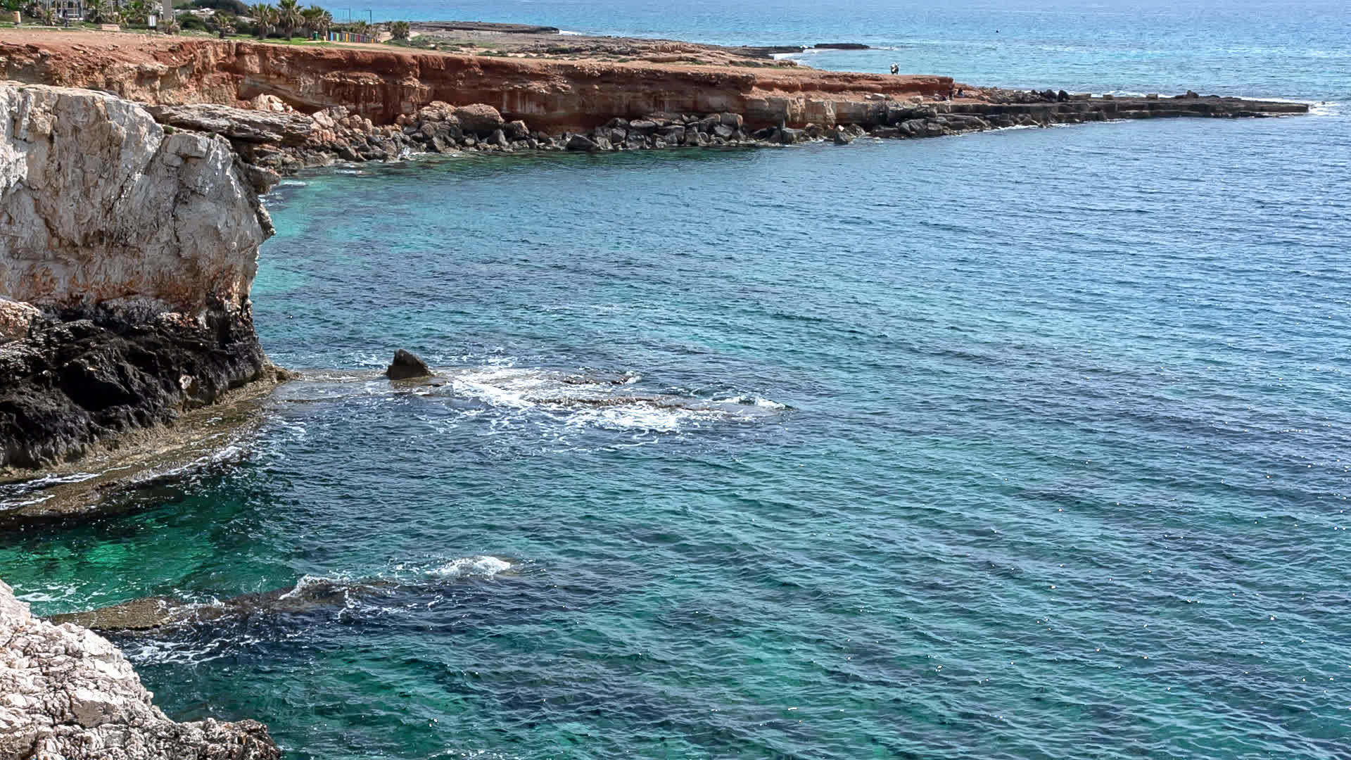 岩石海岸含有蓝水视频的预览图