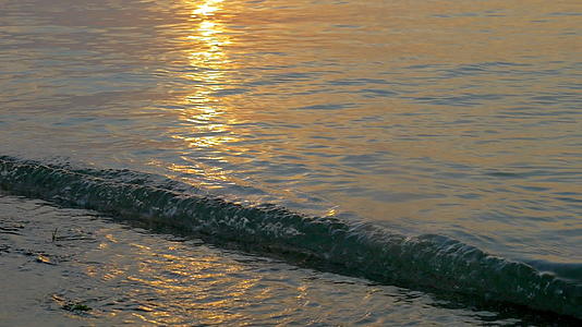 日落时到海浪视频的预览图