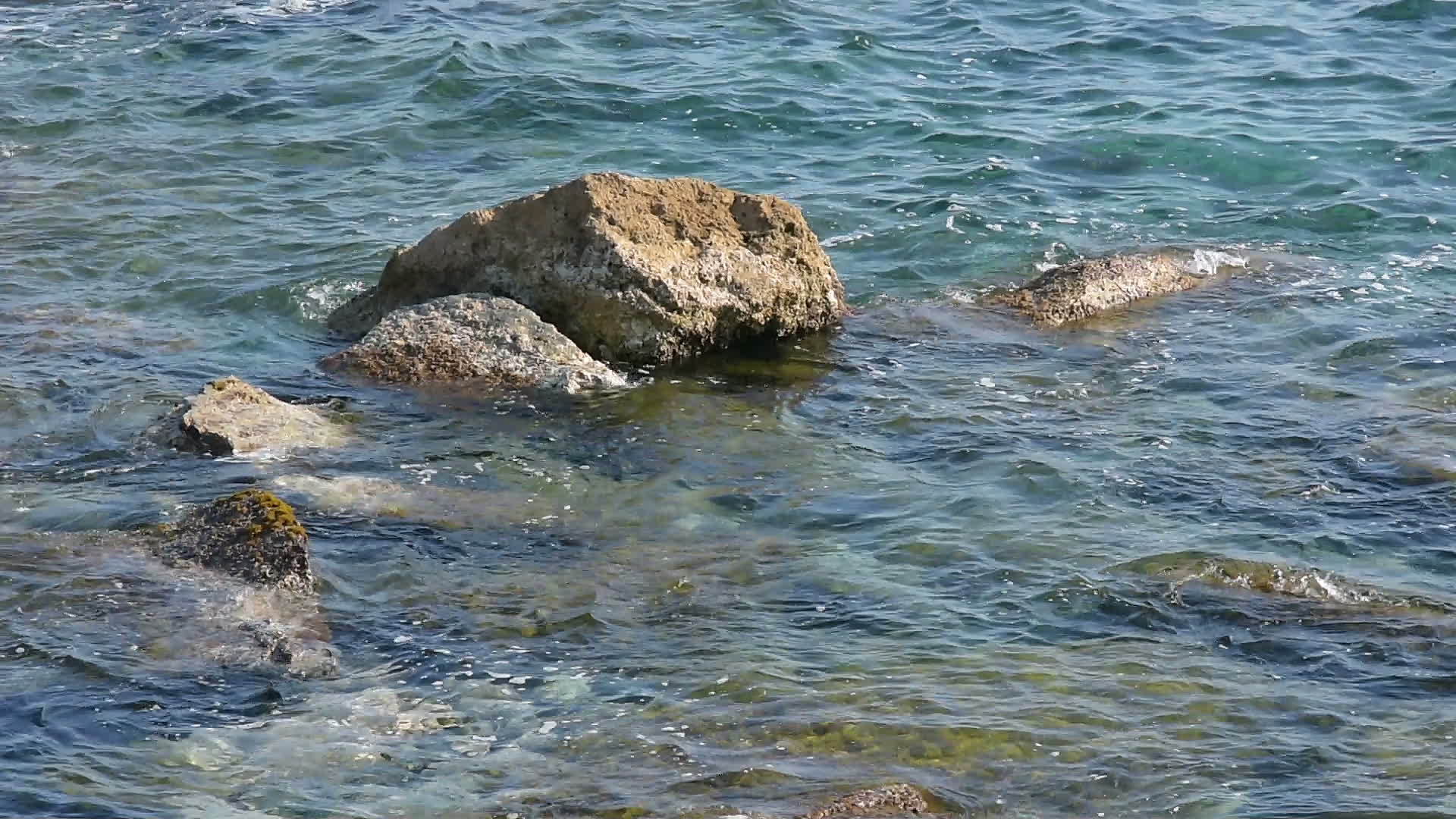 海中的岩石视频的预览图