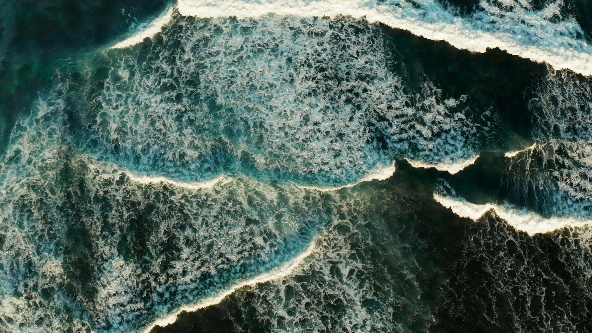 在空中观察海浪和海浪视频的预览图