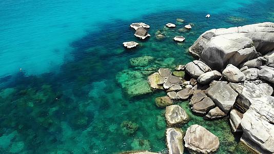 和平的蓝色海水和灰色巨石在泰国阳光明媚的一天视频的预览图