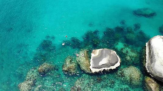和平的蓝色海水和灰色巨石在泰国阳光明媚的一天视频的预览图