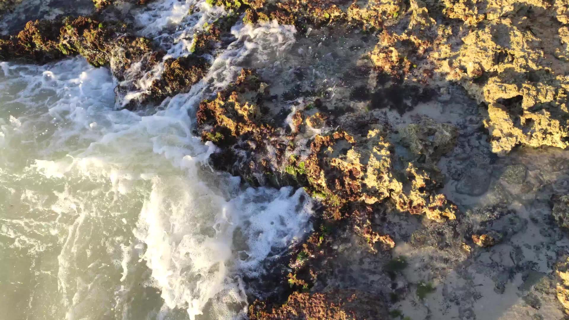 岩石之间的水视频的预览图