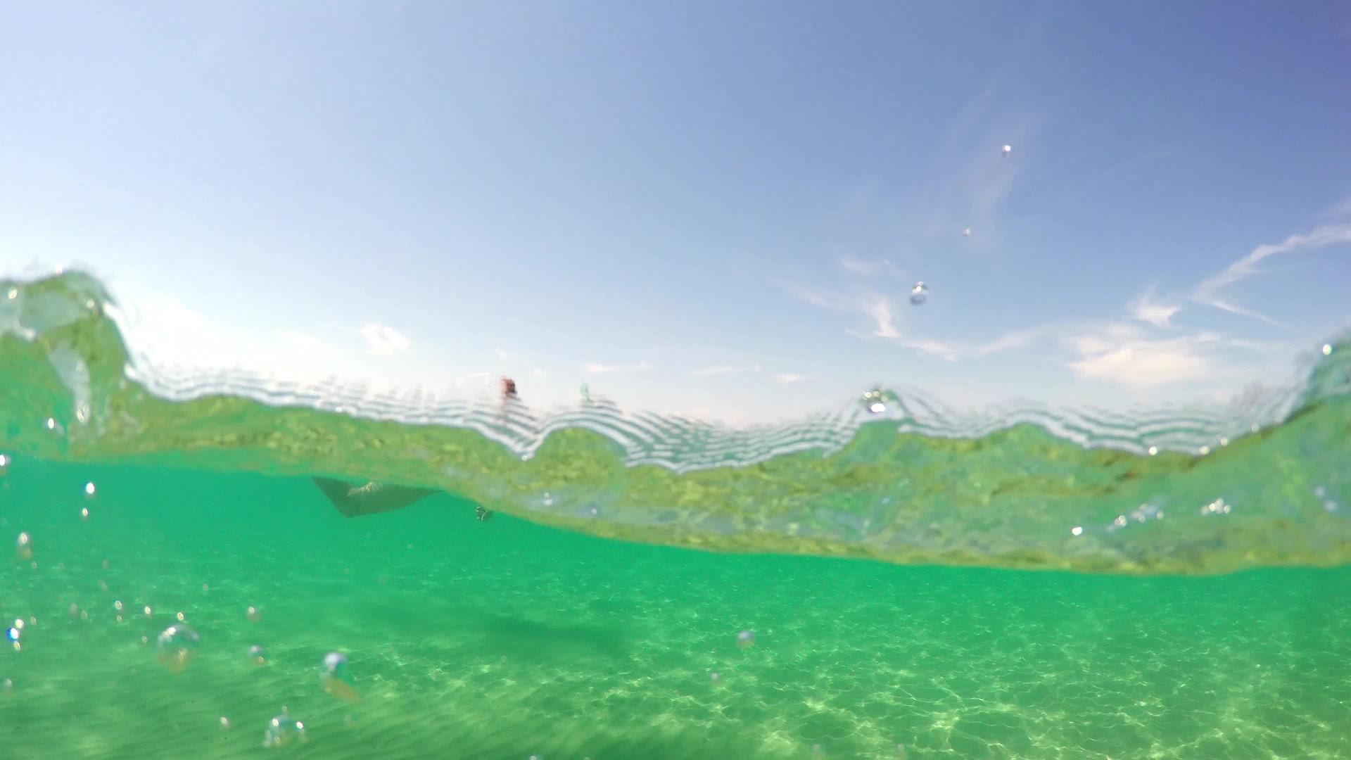 蒙面在海绿水中游泳戈普罗圆顶被枪杀视频的预览图