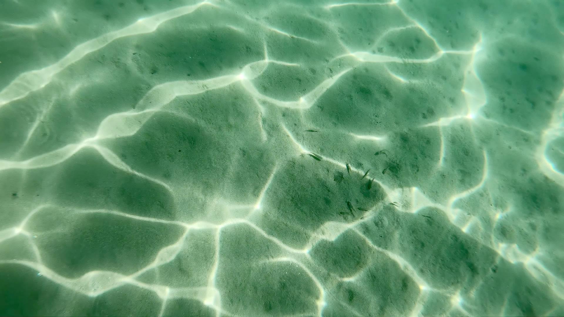 沙子和太阳光束反射在海洋底部视频的预览图
