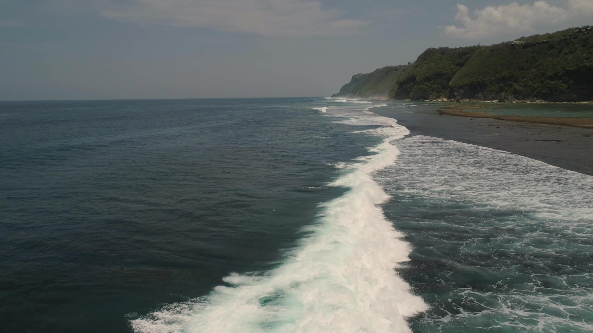 水面上有大波浪在空中观察bali视频的预览图