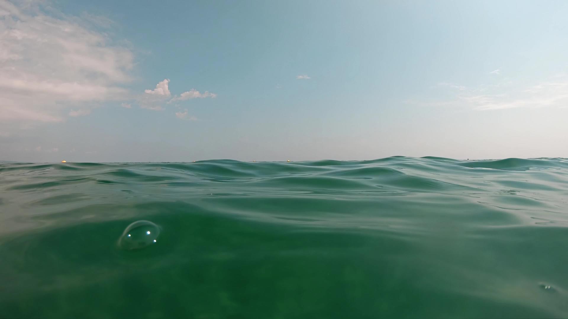 水下两半的海浪在海洋中缓慢流动视频的预览图