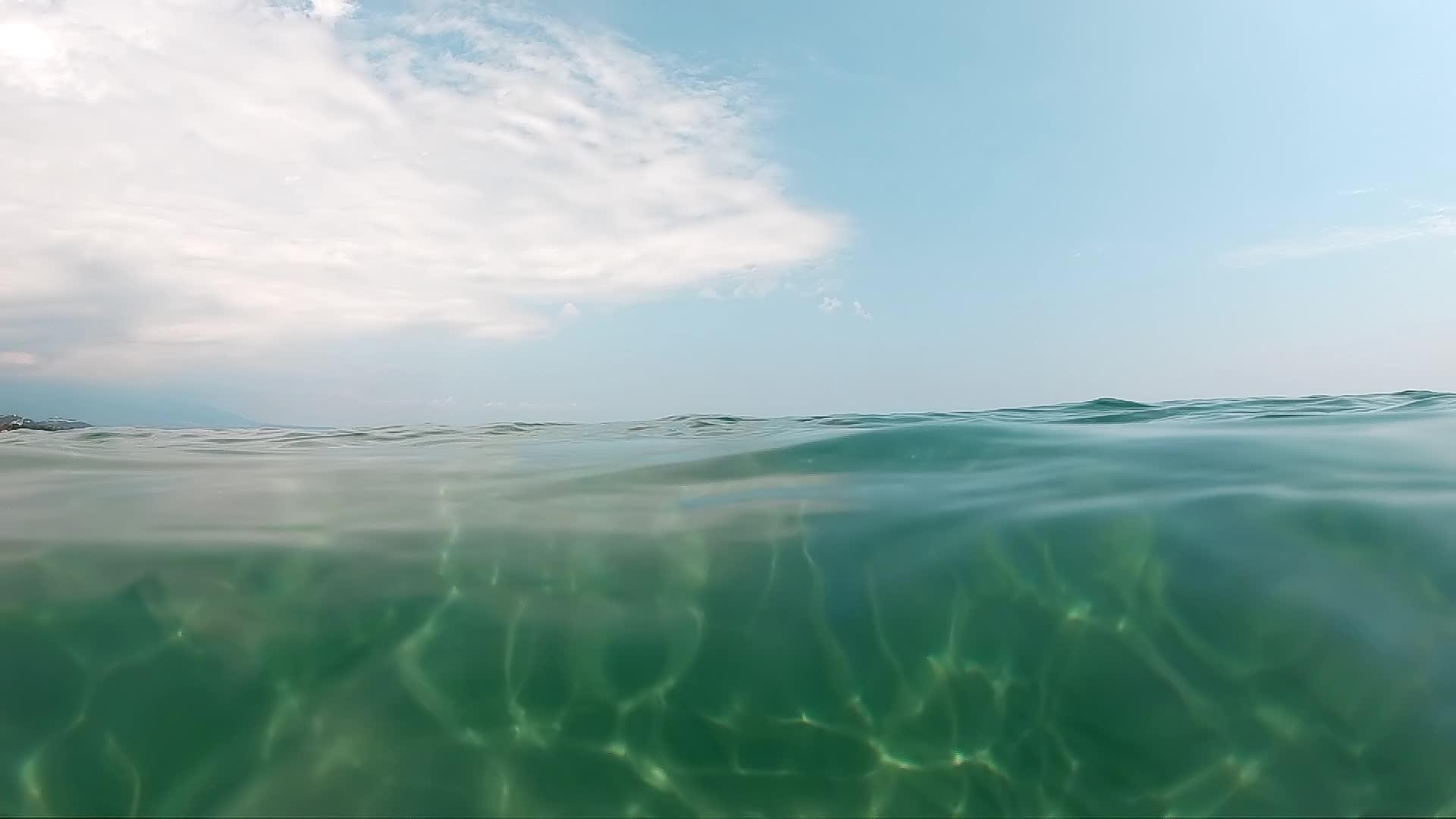 海洋表面慢慢移动视频的预览图