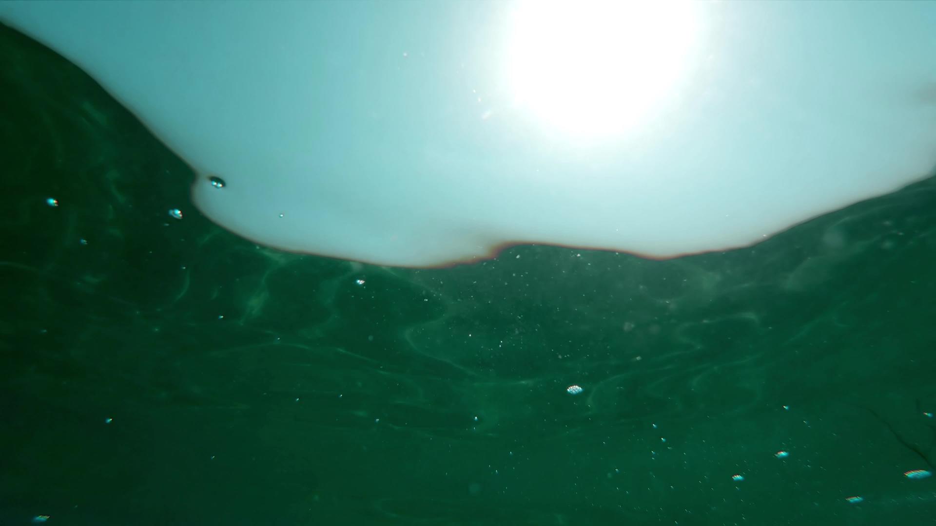海洋和太阳光束反射到海洋的水下视频的预览图