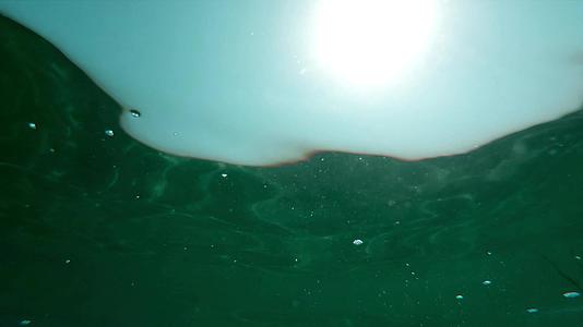 海洋和太阳光束反射到海洋的水下视频的预览图