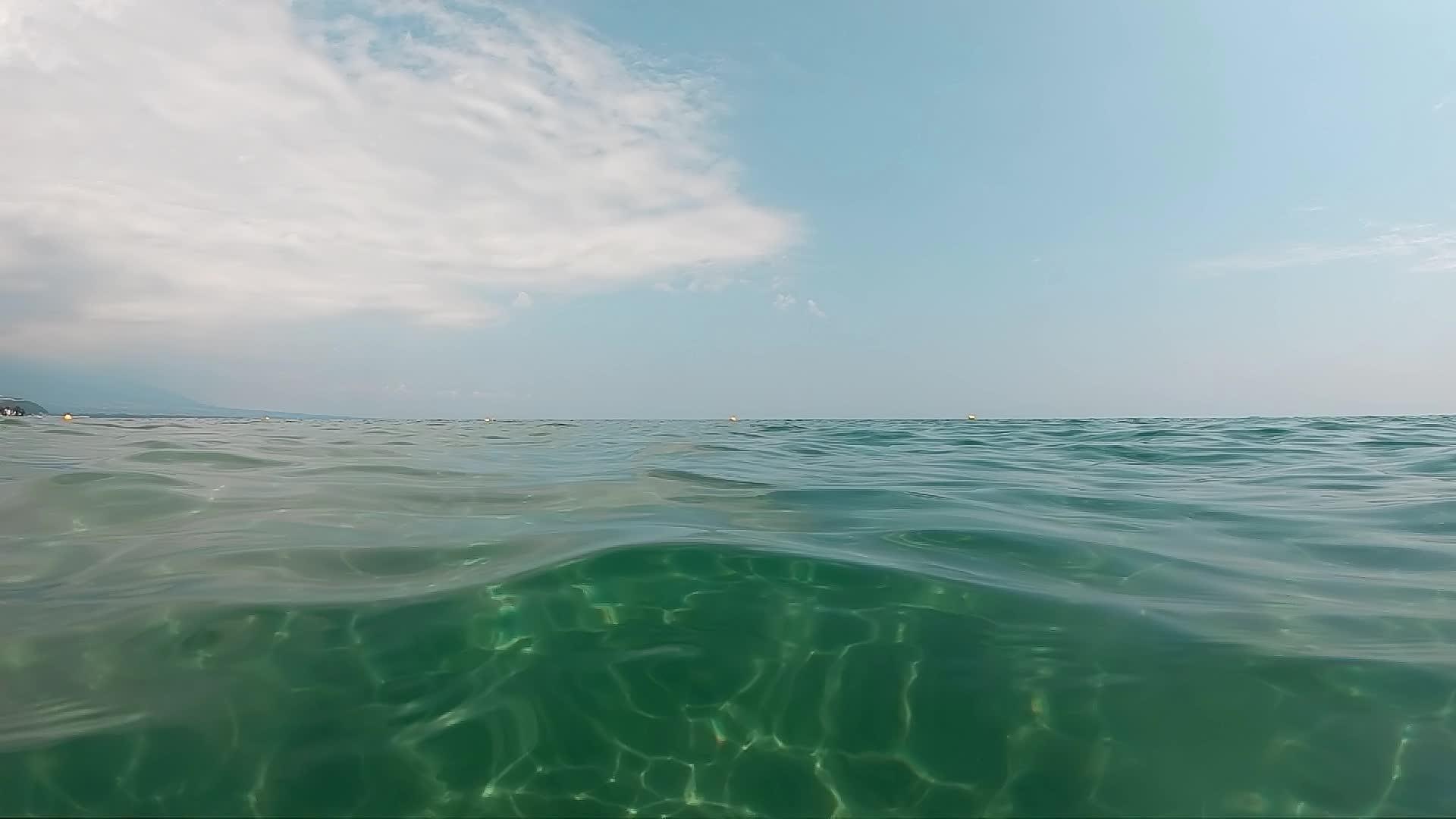 在阳光明媚的夏天海面和海浪缓慢地流动视频的预览图