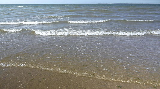 海浪在岸边滚滚视频的预览图
