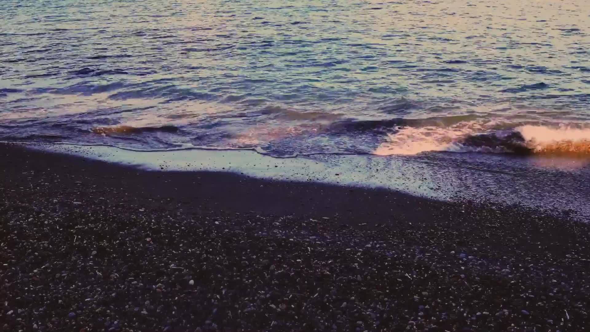 日落、暑假旅行和美丽的海浪视频的预览图