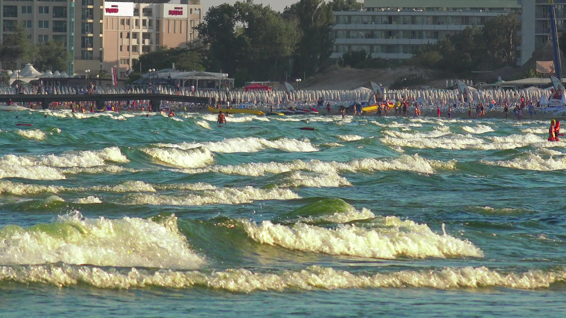 海浪在流行的夏季度假胜地阳光明媚的海滩在布加里视频的预览图