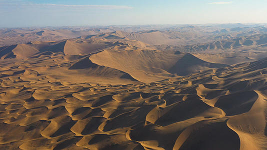 巴丹吉林沙漠4k航拍特写视频的预览图