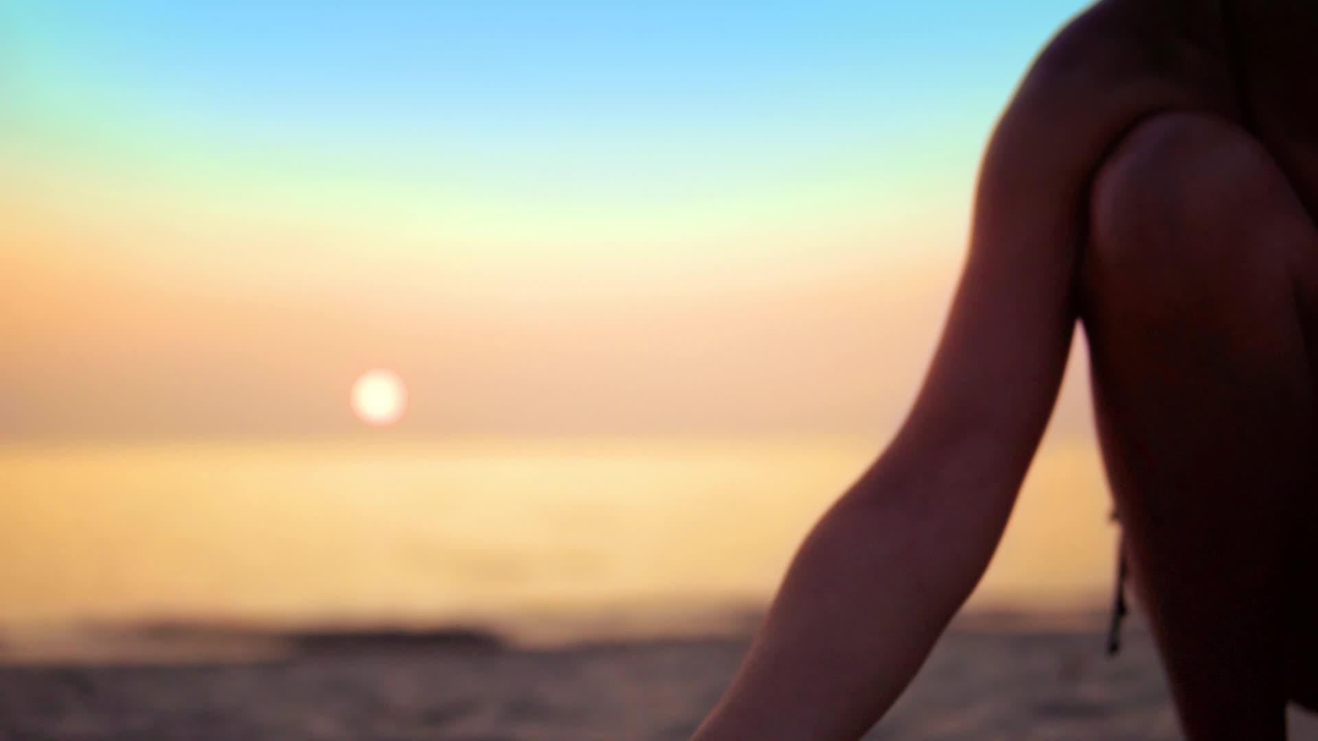 沙沙从海滩上的女性手指上滑过海日落在温暖的气候下度假视频的预览图
