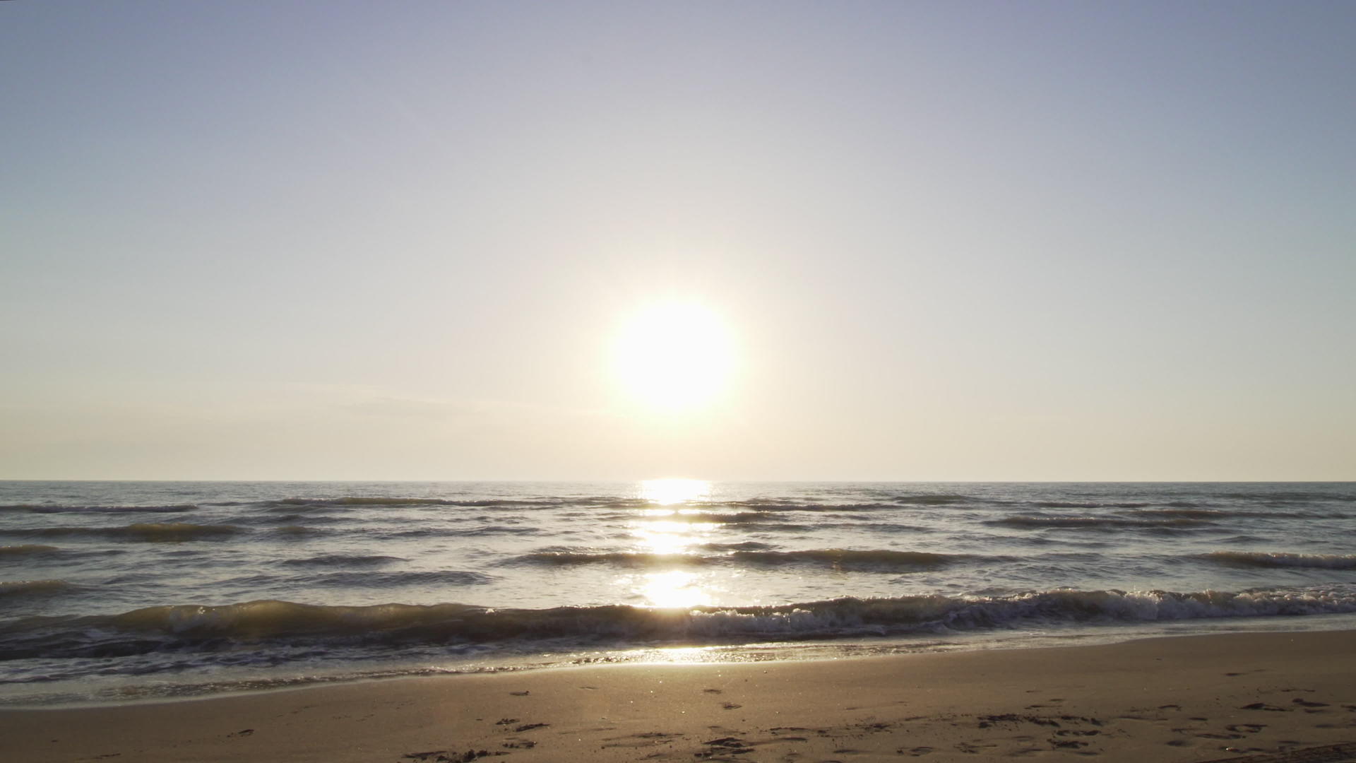 海滩上的日落海浪视频的预览图