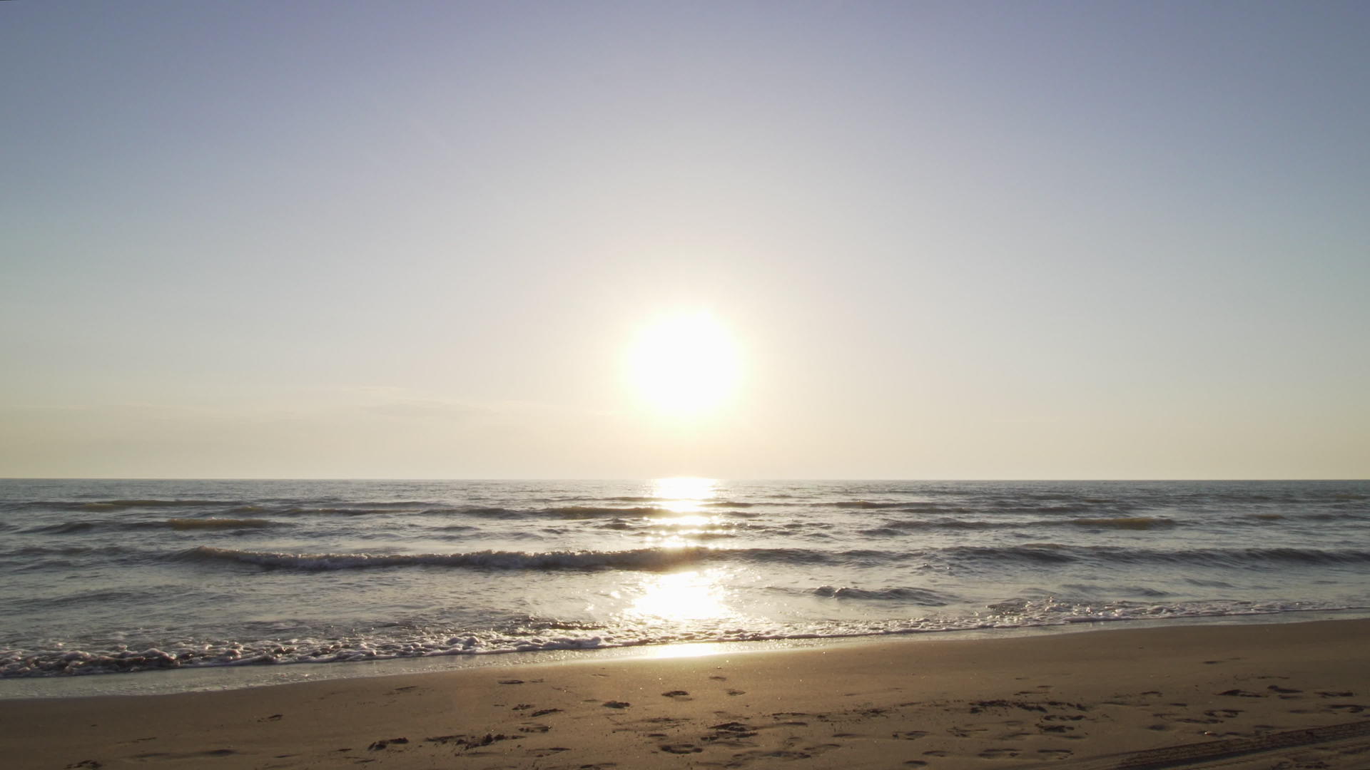 海滩上的日落海浪视频的预览图