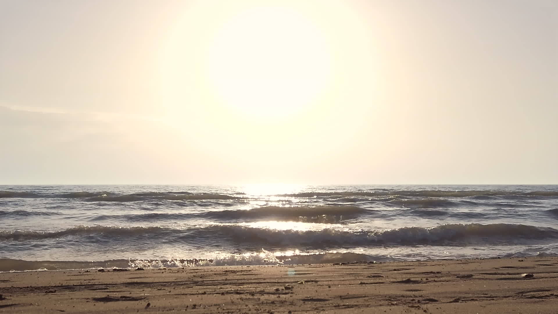海滩上的海浪记录在120英尺处缓慢移动视频的预览图