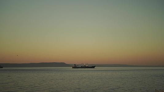海洋和一艘渔船漂浮在海平线上视频的预览图