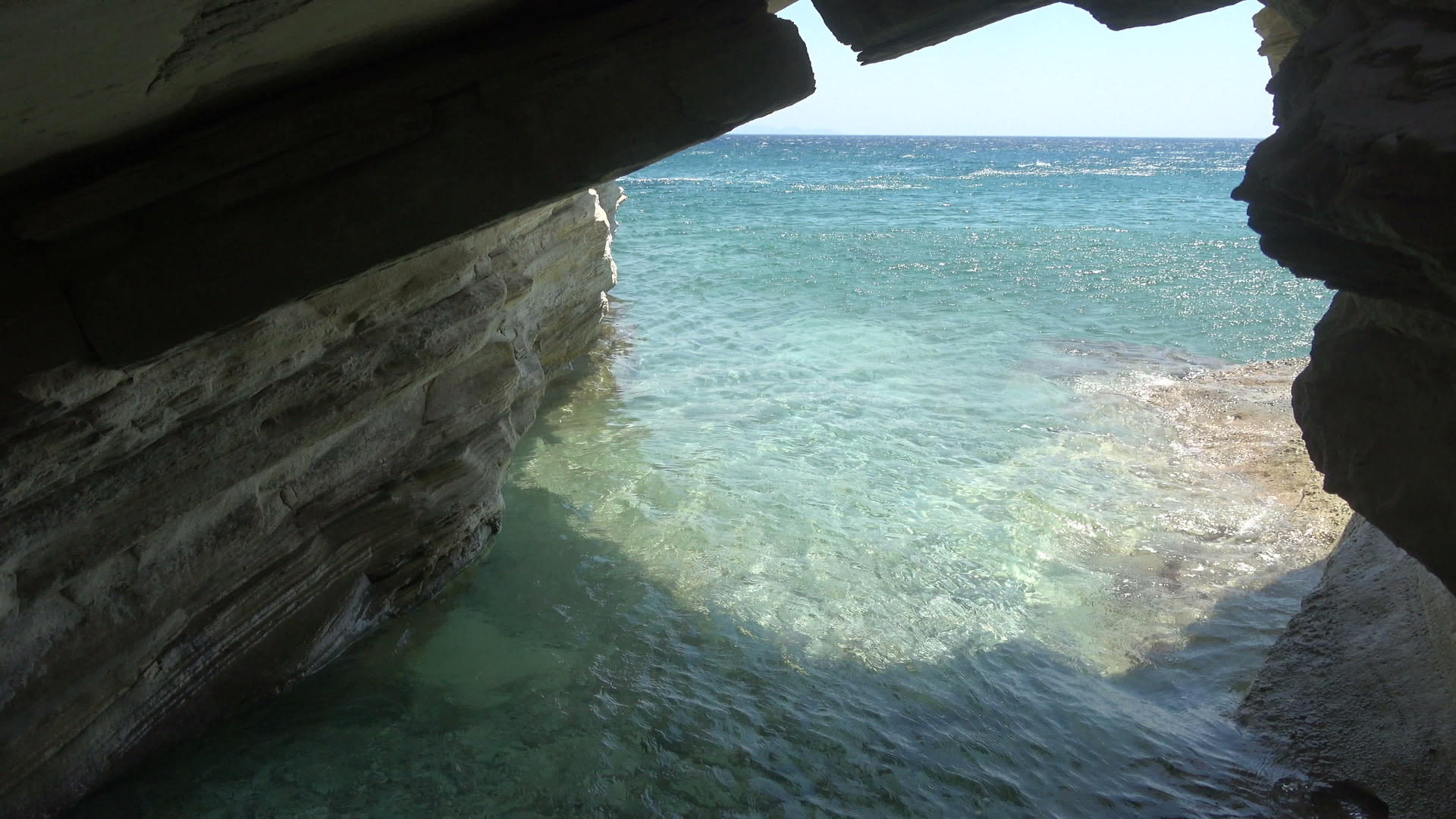 洞穴里可以看到海面视频的预览图