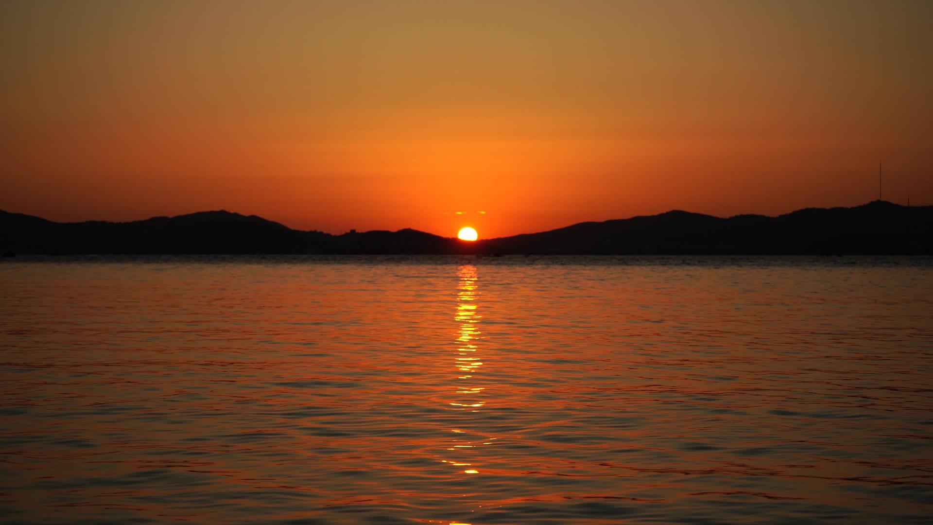 海面上有一道美丽的红色日落海景视频的预览图