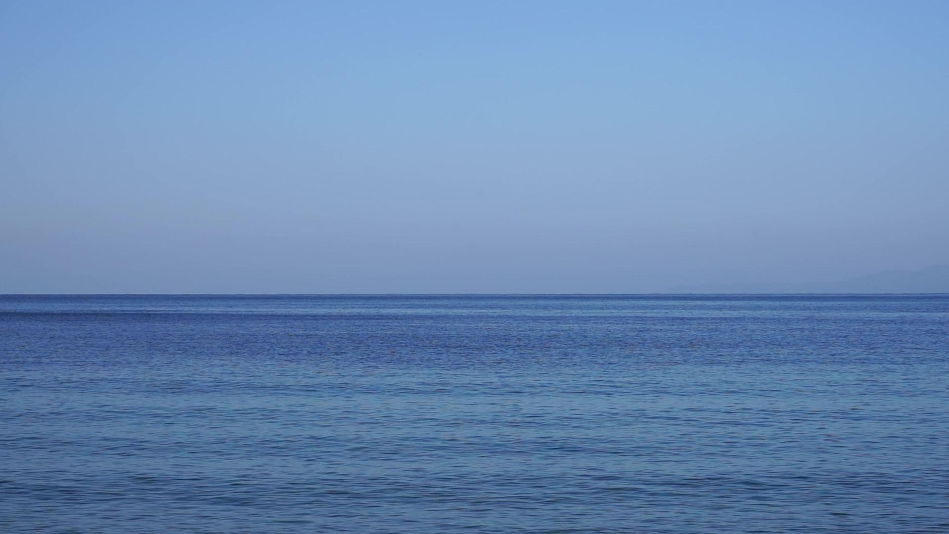 海景全景在平静的天气中视频的预览图