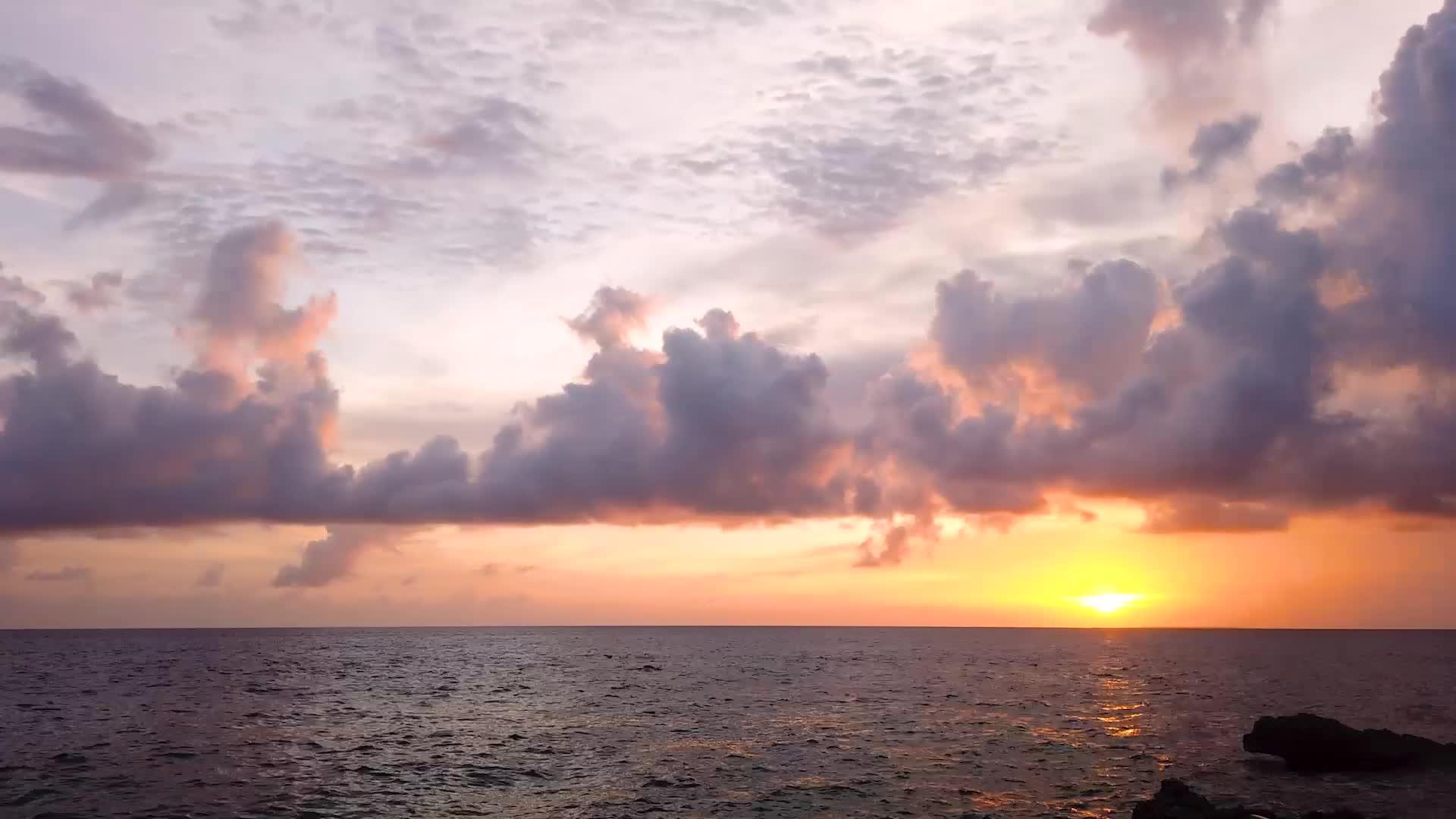 海上的日落非常温和帆船经过视频的预览图