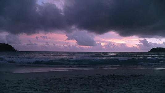 黄昏时海面上微妙的粉红色日落视频的预览图