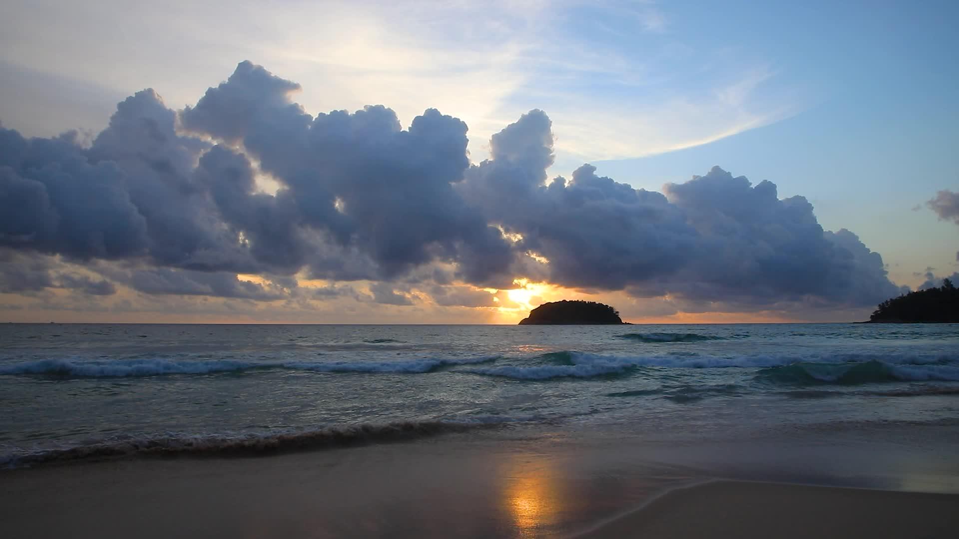 海面上美丽的夕阳反射在沙滩上视频的预览图
