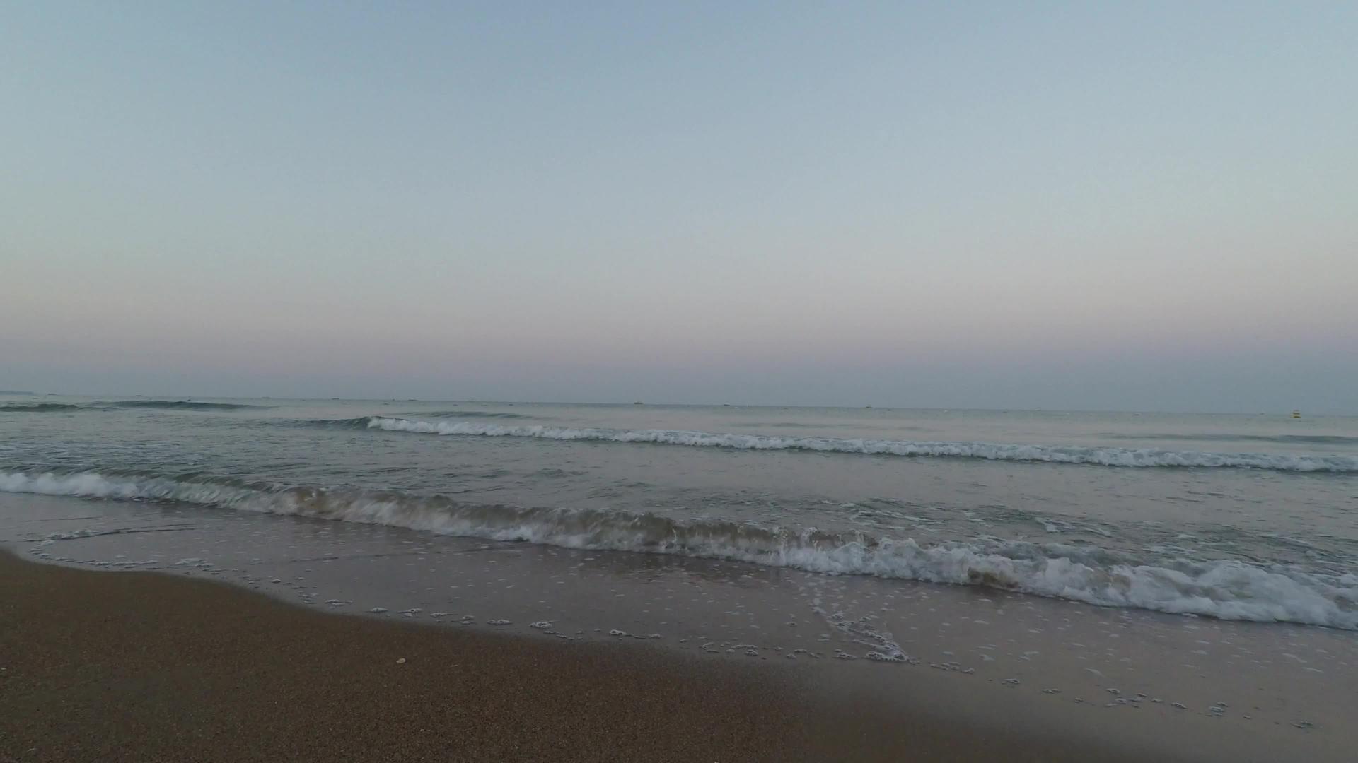 早上海滩上的海浪在海滩上破裂视频的预览图