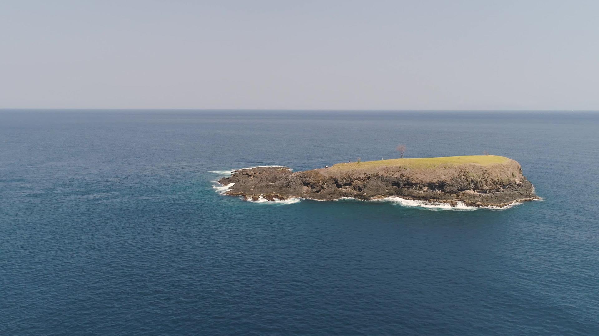 海洋中的岩石岛视频的预览图