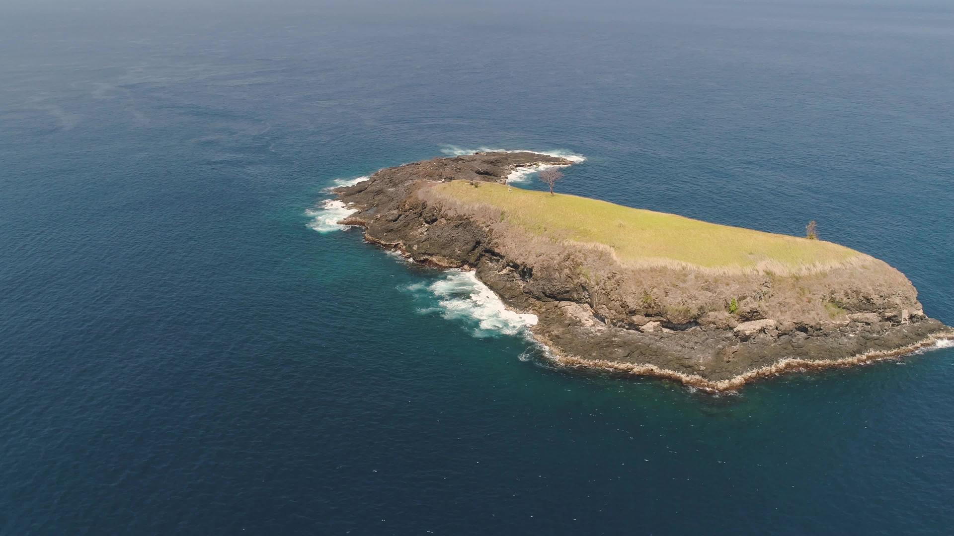 海洋中的岩石岛视频的预览图