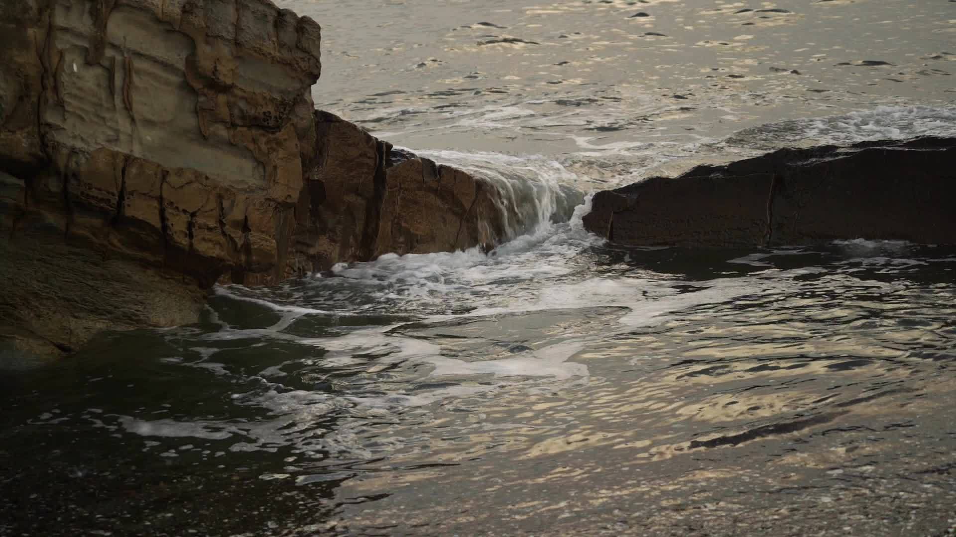 自然背景显示岩石和海浪的场景视频的预览图