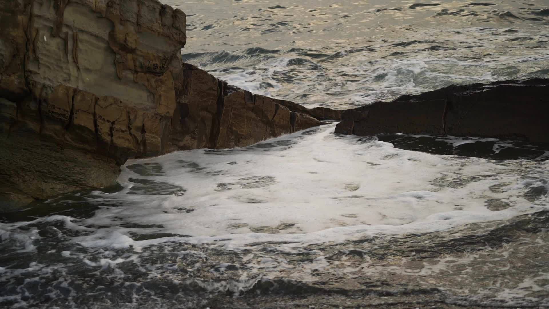 自然背景显示岩石和海浪的场景视频的预览图