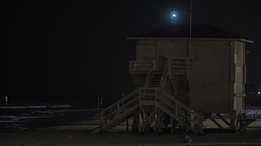 晚上救护塔在海滩上发光视频的预览图
