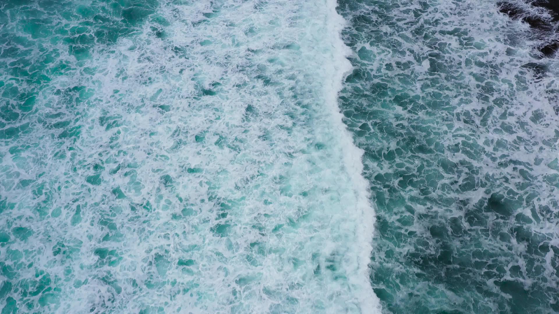 海浪的移动海洋波自上而下的视线视频的预览图