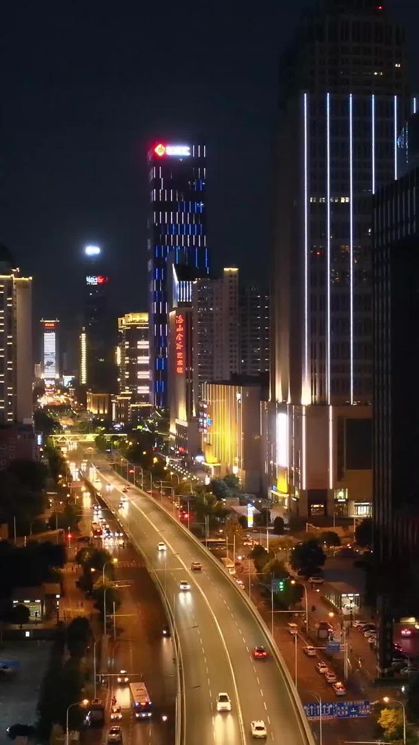 航拍风景城市金融中心繁华闹市夜景交通流量明亮夜景交通流量材料视频的预览图