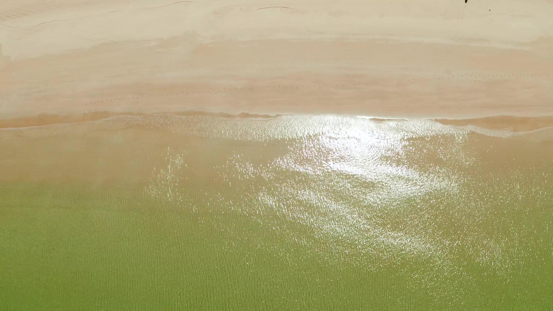 海浪和黄沙滩视频的预览图