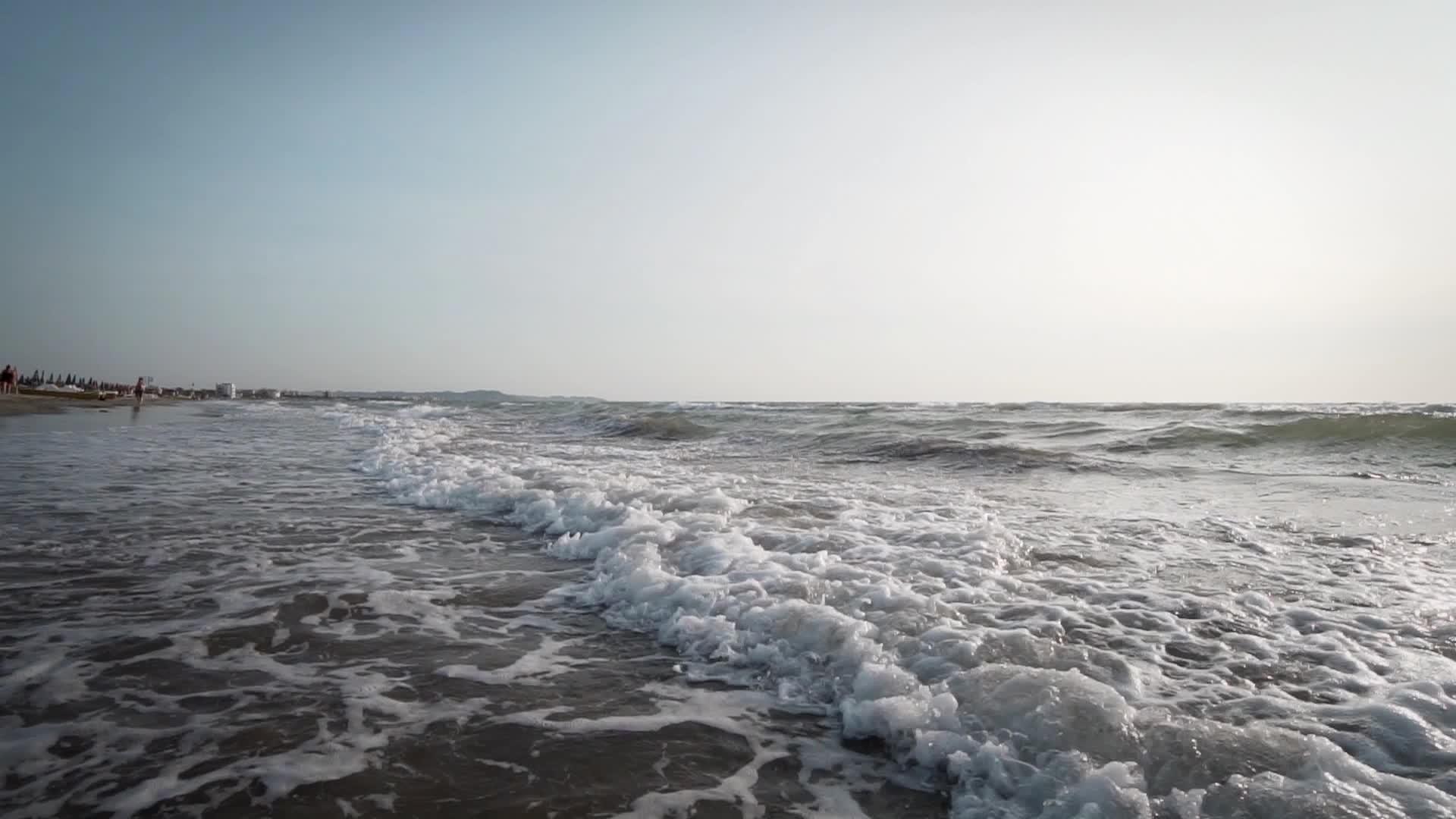 海浪冲向海滩海滩的强大力量视频的预览图