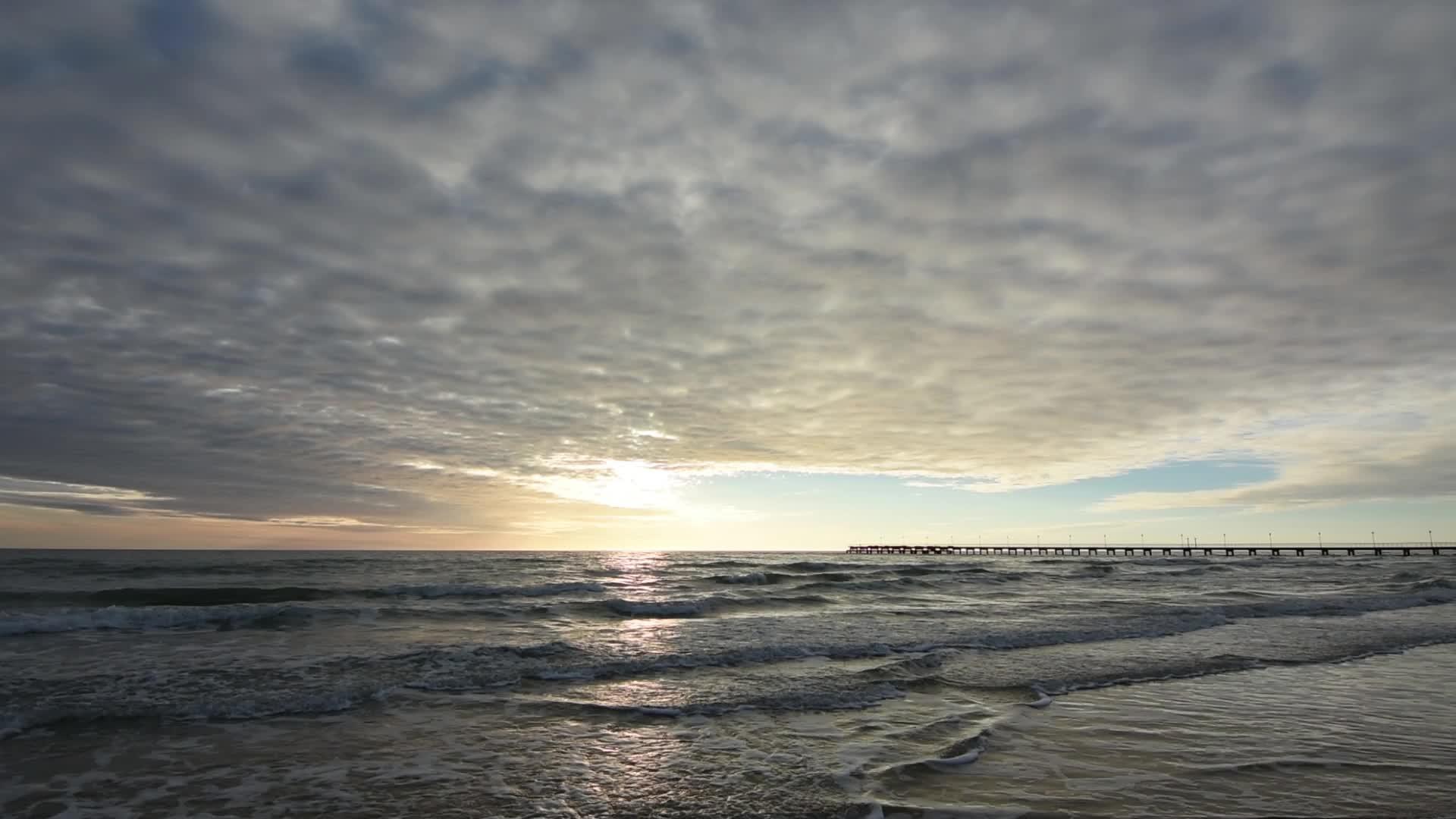 海边日落冲浪美丽的天空黑海阿纳帕视频的预览图