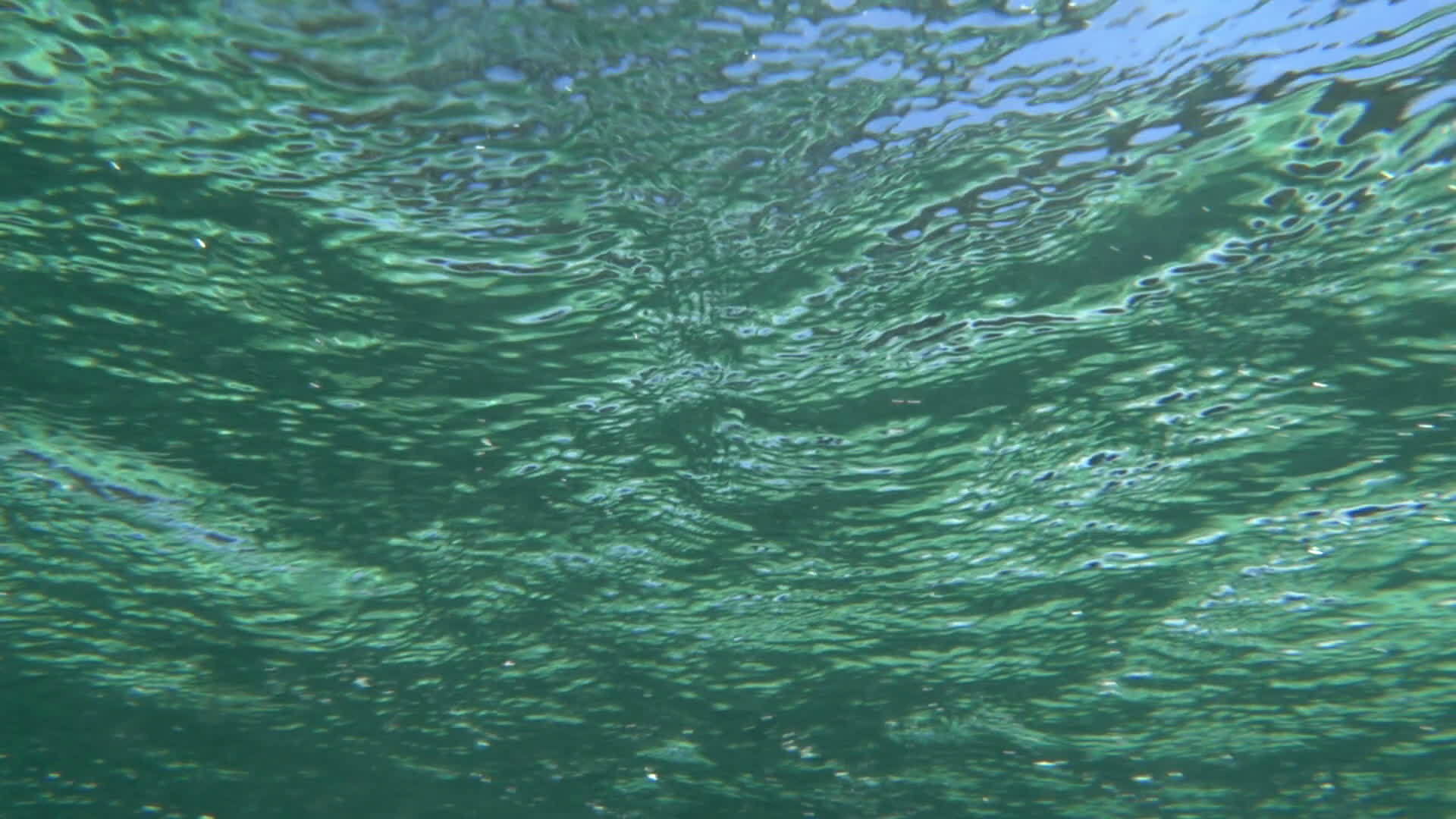 水景与波浪和太阳反射视频的预览图