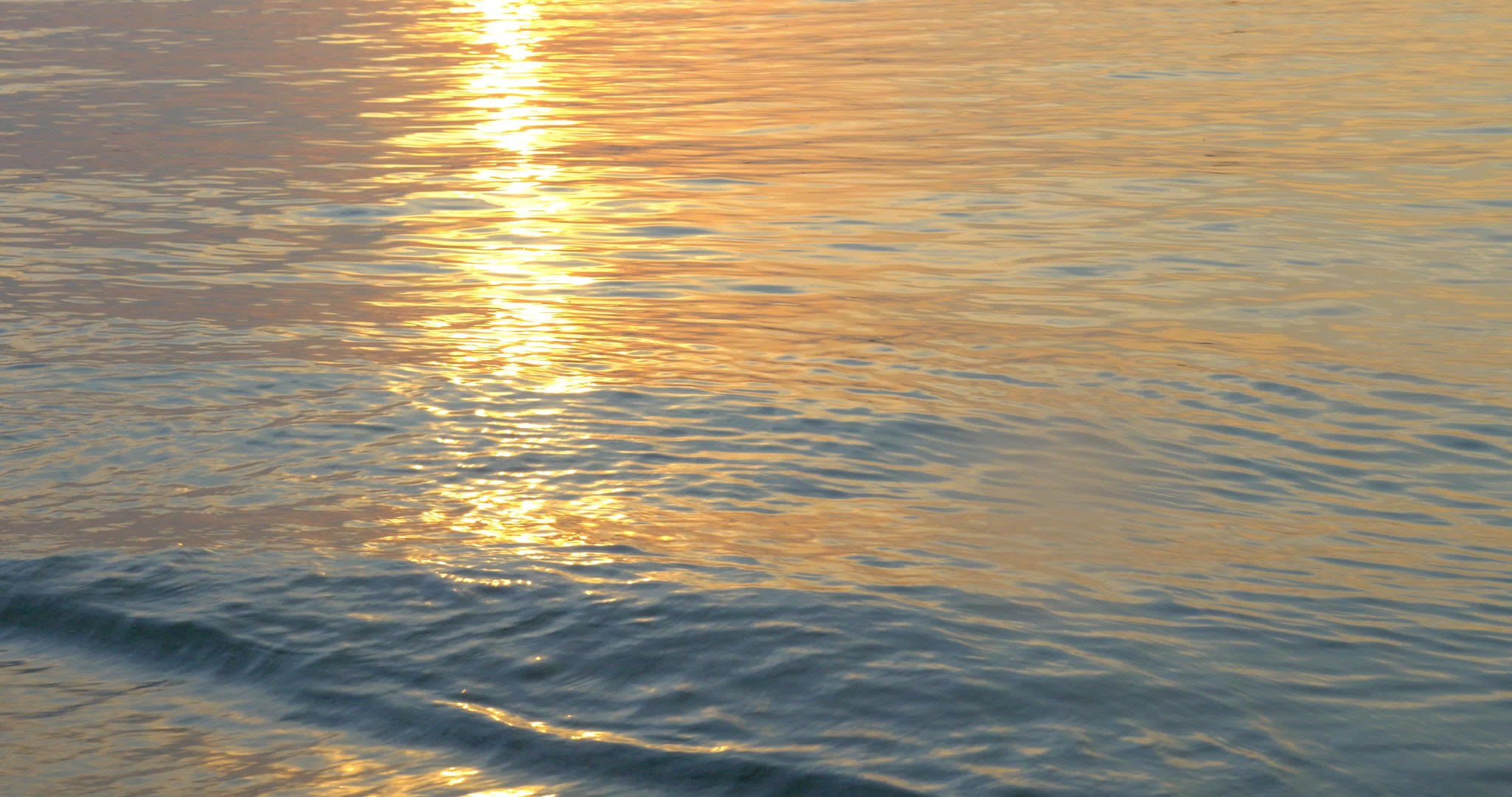 日落时海浪冲洗海岸视频的预览图