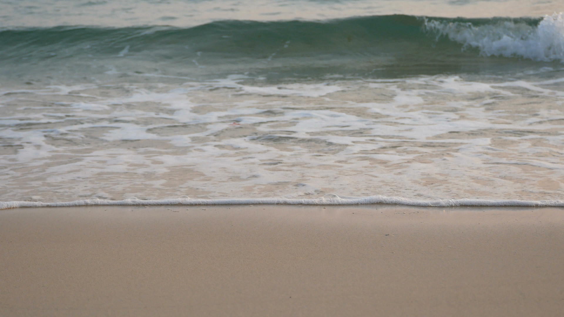 4k复制软波白海滩上的清水空间面积；夏季热带海滨视频的预览图