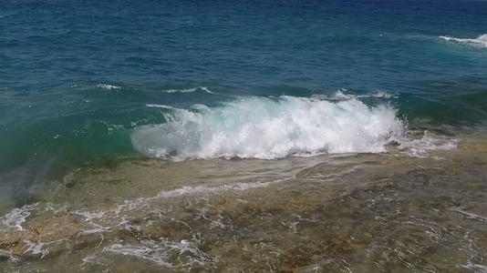 海浪在岸边2视频的预览图
