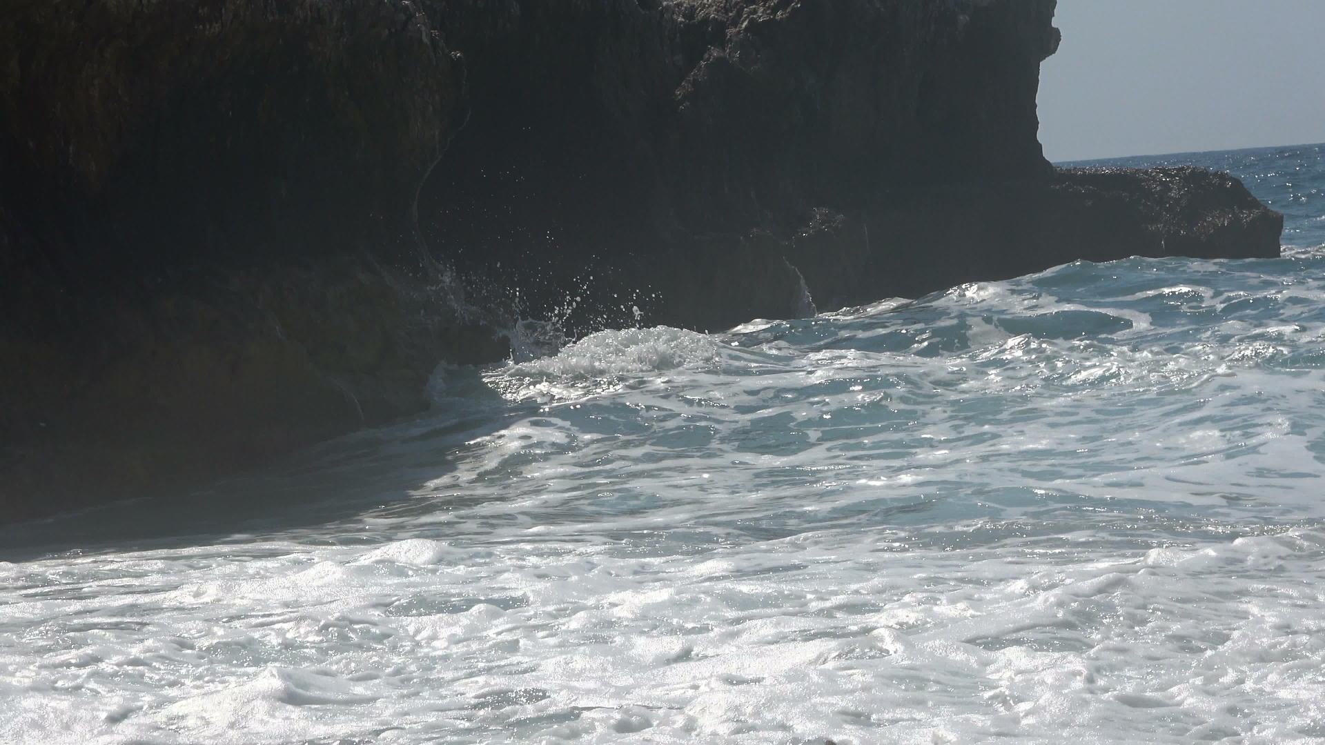 海浪2落在岩石上视频的预览图