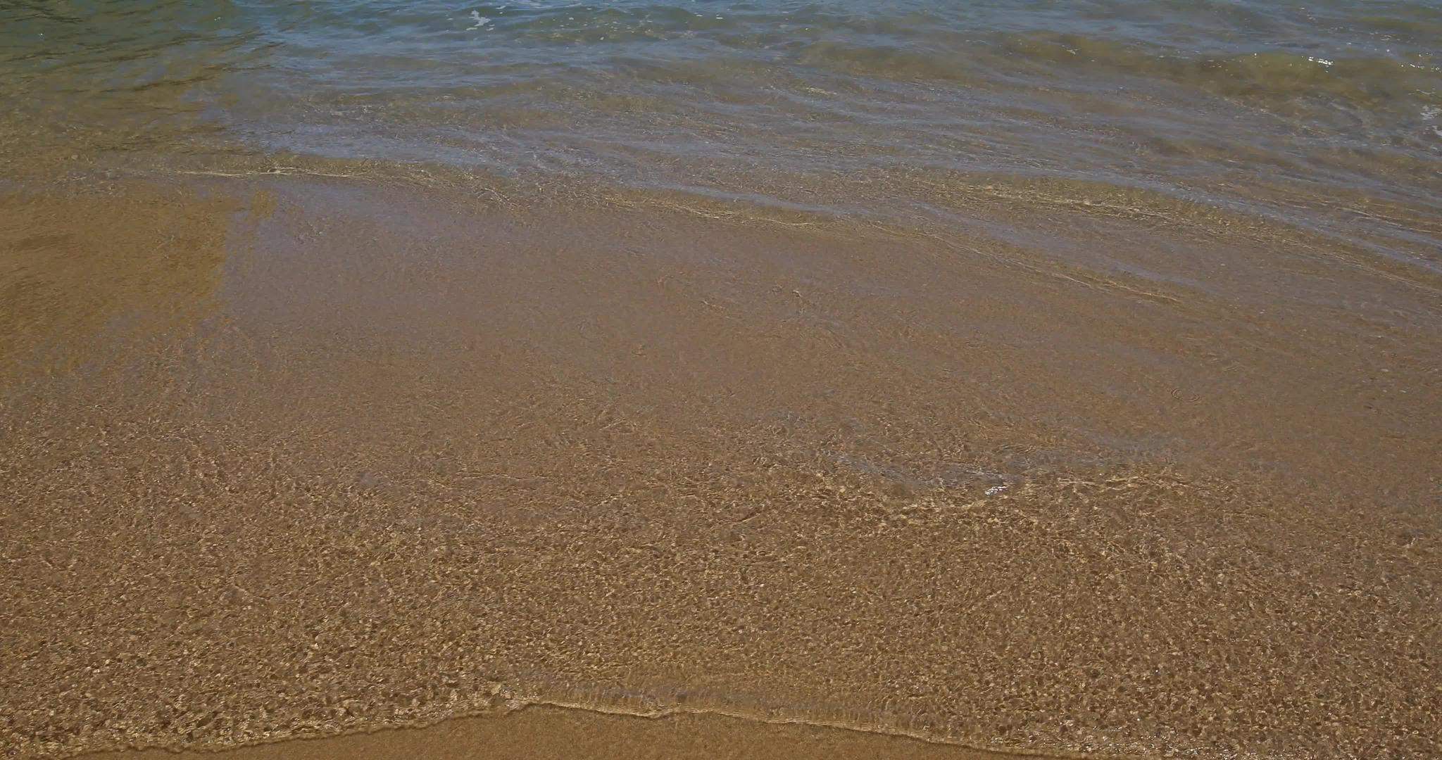海滩上的蓝色海浪海滩上的蓝色海洋柔和的背景美丽的海滩美丽的海滩视频的预览图