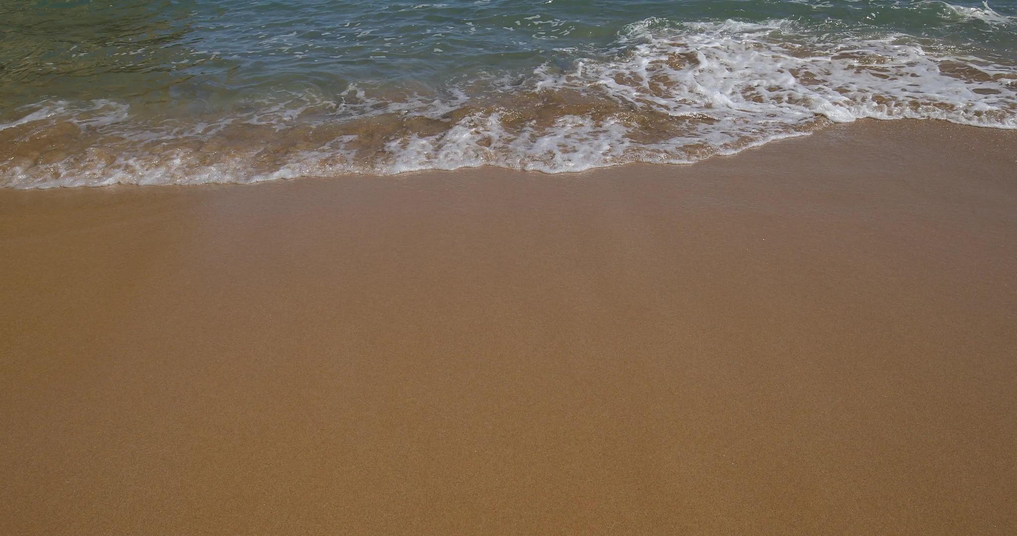 海滩上的蓝色海浪海滩上的蓝色海洋柔和的背景美丽的海滩美丽的海滩视频的预览图
